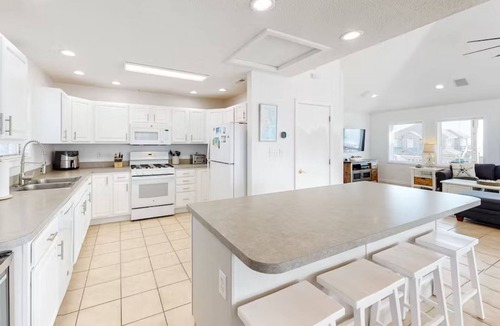 Buxton House | ISLAND TIME Semi-oceanfront, 4BR 3.5BA Home with hot tub