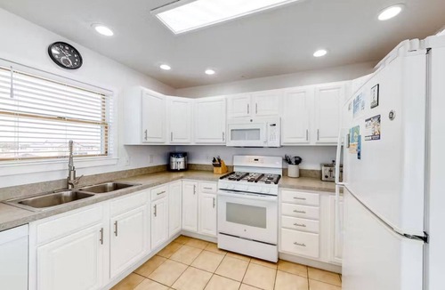 Buxton House | ISLAND TIME Semi-oceanfront, 4BR 3.5BA Home with hot tub