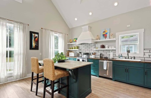 Isle of Hope Historic District House | Isle of Hope Cottage w Historic Charm & Location!