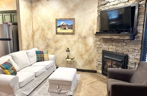 Forest City House | Italian interior in wooded area near TIEC
