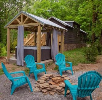 Lookout Valley Neighborhood Association House | Jake Cabin Luxury Hot Tub Cabin Near Downtown