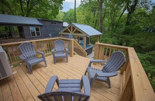 Lookout Valley Neighborhood Association House | Jake Cabin Luxury Hot Tub Cabin Near Downtown