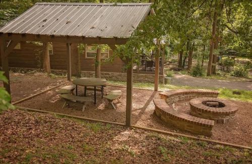 Lookout Valley Neighborhood Association House | Jake Cabin Luxury Hot Tub Cabin Near Downtown