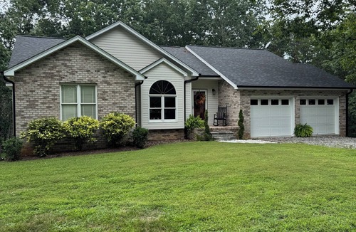 Morganton House | JB’s Winners Circle is a peaceful, quite home only 3 minutes from downtown.