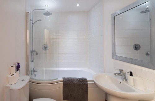 Jesmond Apartment | Jesmond - Stylish 3 Bed 2 bathroom Apartment with Parking