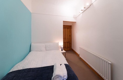Jesmond Apartment | Jesmond - Stylish 3 Bed 2 bathroom Apartment with Parking