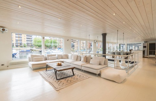 Tower Hill Boat Rental | JOIVY Stunning houseboat with sauna
