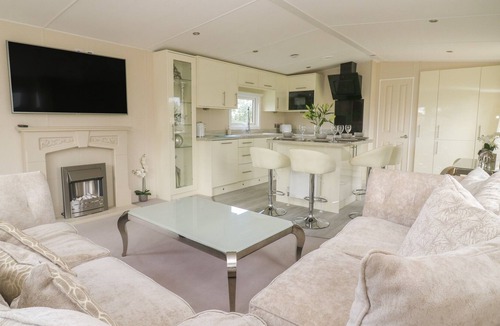 Wilberfoss Cottage | JORVIK LODGE, with hot tub in Wilberfoss