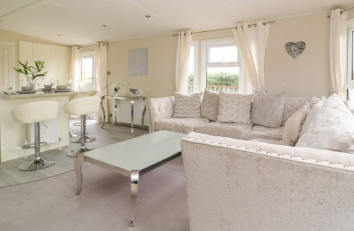 Wilberfoss Cottage | JORVIK LODGE, with hot tub in Wilberfoss