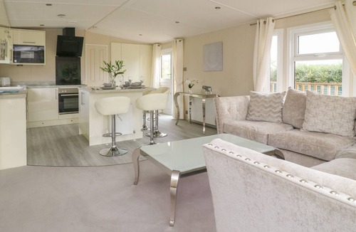 Wilberfoss Cottage | JORVIK LODGE, with hot tub in Wilberfoss