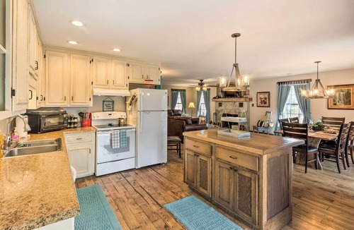 Franklin House | 'Joshua’s Lodge' w/Hot Tub + Mountain Views!