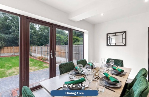 Walsall House | JRR Stays - West Midlands - Walsall - M6 J9 - WS2