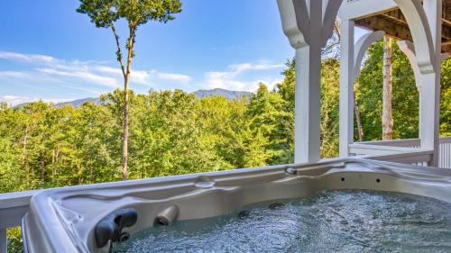 Swannanoa House | Juliet by AvantStay Mountain Views Near AshevilleBlack Mountain