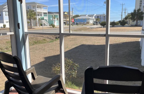 Wilmington Beach House | "JUNIOR'S PLACE" Peaceful & Private, 2 blocks to beach - LOW PET FEE