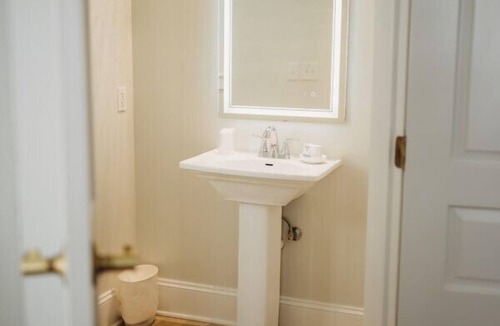 Downtown Hotel | Junior Suite - 1 King · The Jefferson Inn Rm. 15