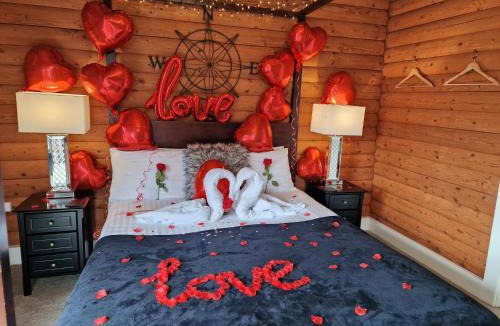 Blairgowrie Cabin | Kaoglen-Stags Suite-Hot tub-Cairngorms- Dog Friendly