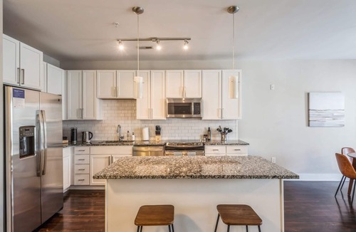 Charlotte Apartment | Kasa | Sunny Space, Nearby NASCAR Hall of Fame | Dilworth