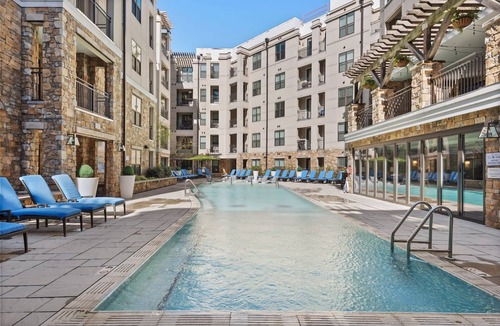 Charlotte Apartment | Kasa | Sunny Space, Nearby NASCAR Hall of Fame | Dilworth