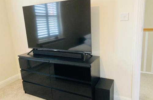 Burton Latimer House | Kettering - House - Stay 8 - Parking - Garden