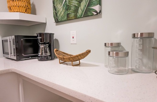 Surf City Apartment | Key West 5- Beach Access - Dog Friendly - Bikes – Grill