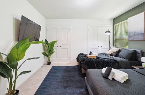 Southwest Raleigh House | King 3BR Townhouse Mins to Cary NC State