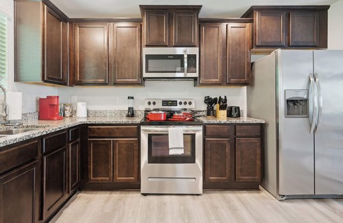 Southwest Raleigh House | King 3BR Townhouse Mins to Cary NC State
