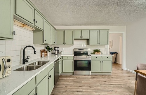 Oak Forest Apartment | King Bed & Fire-pit in Central Charlotte