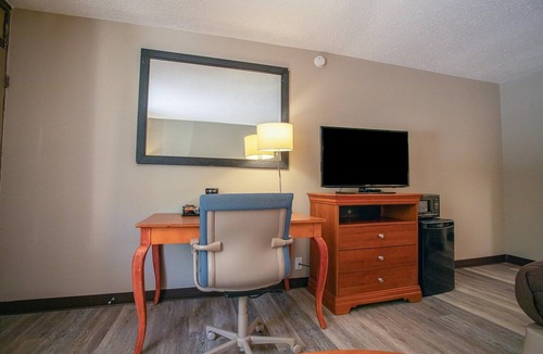 Greensboro Apartment | King Bed|Non-Smoking