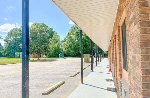 Louisville Apartment | King Bed|Non-Smoking