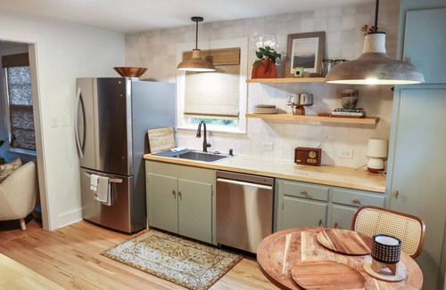 Black Mountain House | King Bed Prime Location Walk to Downtown