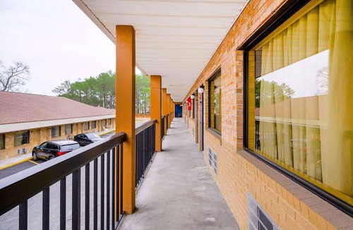 Williamston Apartment | King Bed|Smoking|Williamston