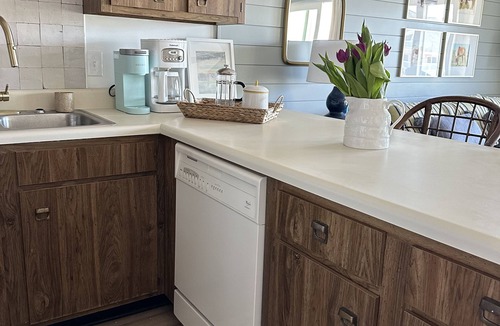 Emerald Isle Condo | King Bedroom Suite Condo - Walking Distance to Beach! Linens/Towels included!