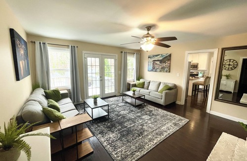 Charlotte House | King beds, 2 Living Rooms Fast WIFI, 6th Convertible Bedroom Available
