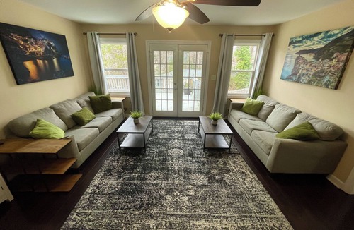 Charlotte House | King beds, 2 Living Rooms Fast WIFI, 6th Convertible Bedroom Available