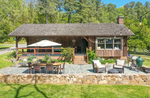 Chapel Hill House | King Beds, hiking trail, swimming, fishing