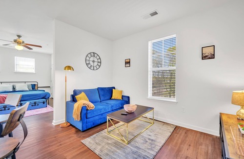 Ashbrook - Clawson Village Apartment | King Luxe Studio Near Shopping & Entertainment