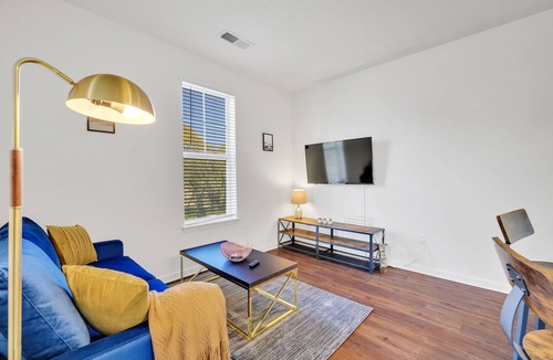 Ashbrook - Clawson Village Apartment | King Luxe Studio Near Shopping & Entertainment