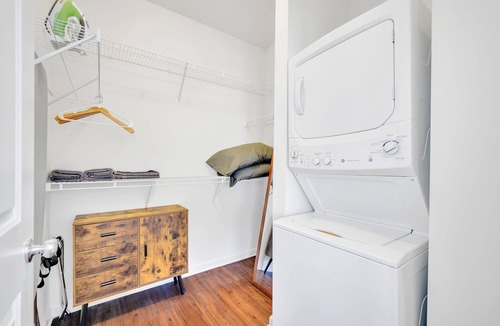 Ashbrook - Clawson Village Apartment | King Luxe Studio Near Shopping & Entertainment