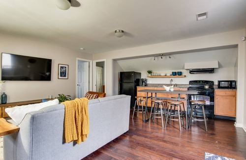 Belmont - Hillsboro Apartment | King Size Stylish Apt 10 min to city center; Ideal for longer stays