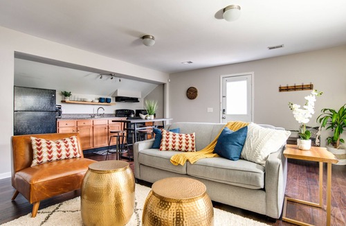 Belmont - Hillsboro Apartment | King Size Stylish Apt 10 min to city center; Ideal for longer stays