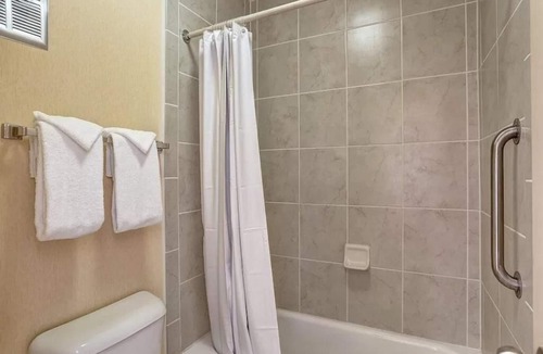 Pennington Bend Hotel | King Suite in Music Valley near Grand Ole Opry