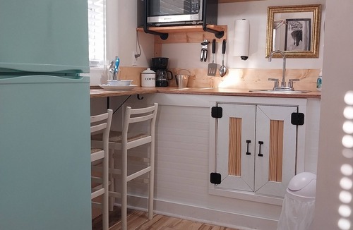 Hubert Cottage | King Suite Minutes to Beach Shopping Nature Trails Boating Historic Sites