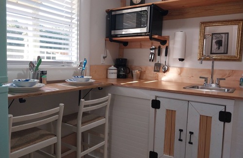 Hubert Cottage | King Suite Minutes to Beach Shopping Nature Trails Boating Historic Sites