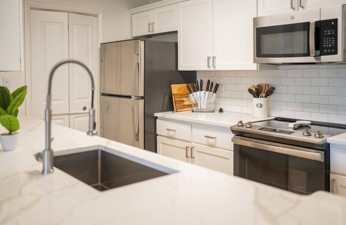 Sharon Woods Apartment | King Suite ♛ South Charlotte | Free Parking & Pool