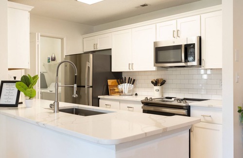 Sharon Woods Apartment | King Suite ♛ South Charlotte | Free Parking & Pool