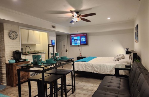 Kernersville House | KingBed Hot Tub BBQ Games Hypoallergenic