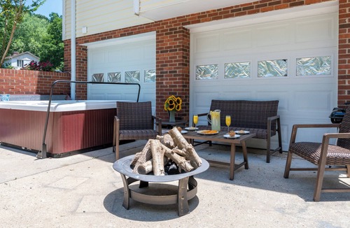 Kernersville House | KingBed Hot Tub BBQ Games Hypoallergenic