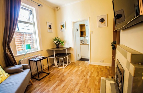 Canbury Apartment | Kingston Central Garden House with Free Parking