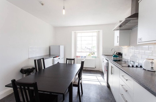 Clifton Apartment | Kitchenette Double Room with Shared Bathroom
