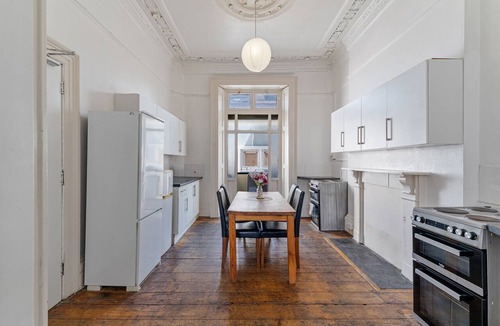 Clifton Apartment | Kitchenette Double Room with Shared Bathroom
